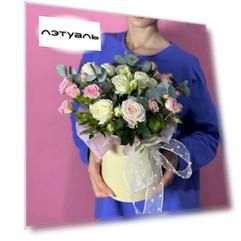 GLOW FLOWERS Букет с кустовыми розами и эвкалиптом в шляпной коробке