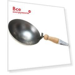 Строительный ковш с круглым дном и деревянной ручкой